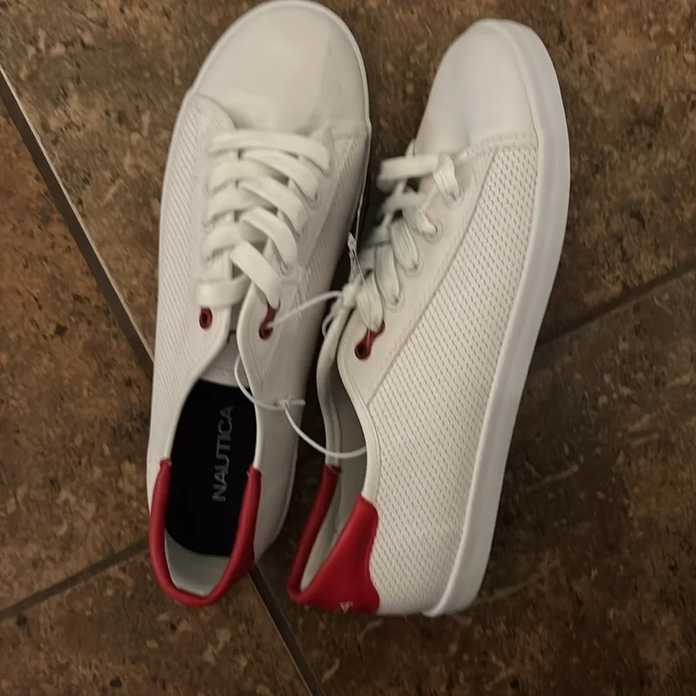 Brand new women’s size 6 Nautica athletic shoe. (S01)